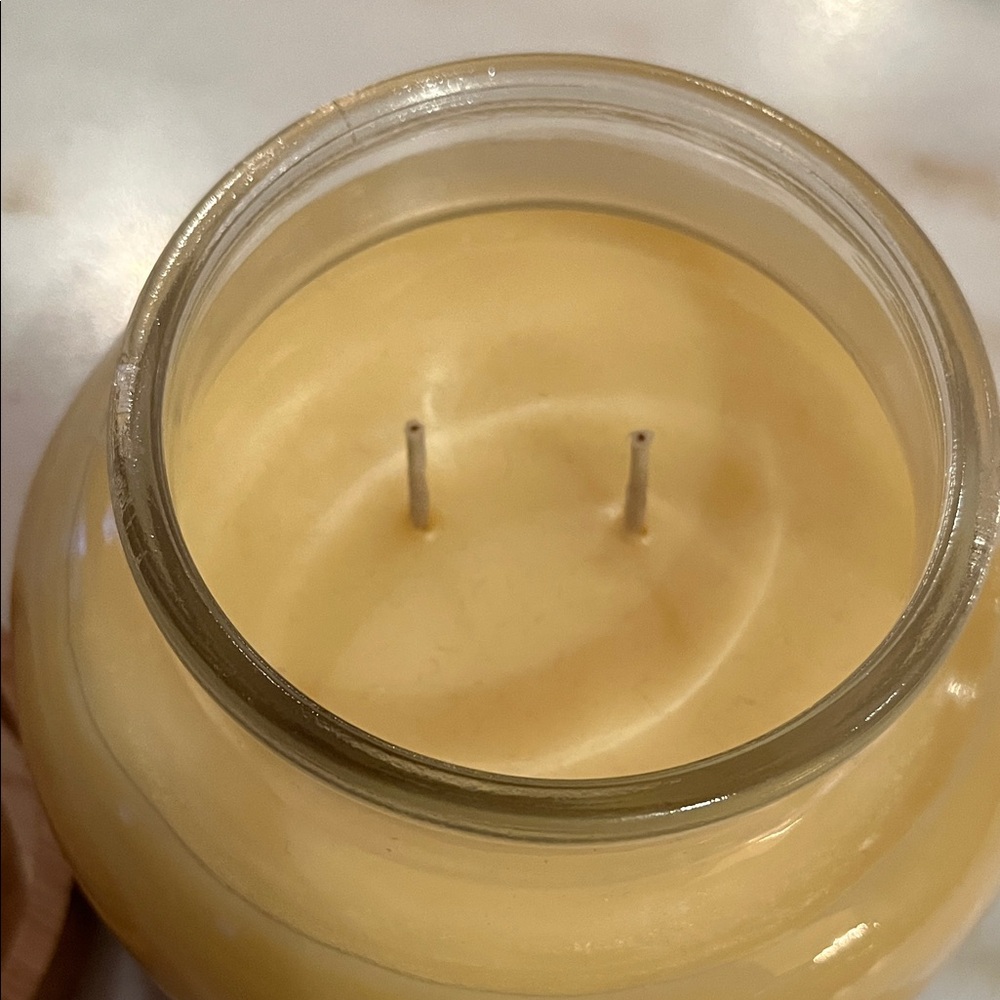 Better Homes And Gardens Mandarin Guava Wooden Lid Candle -2 Wicks - Picture 3 of 11